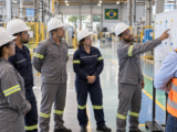 Equipe participa de DDS antes do início do trabalho